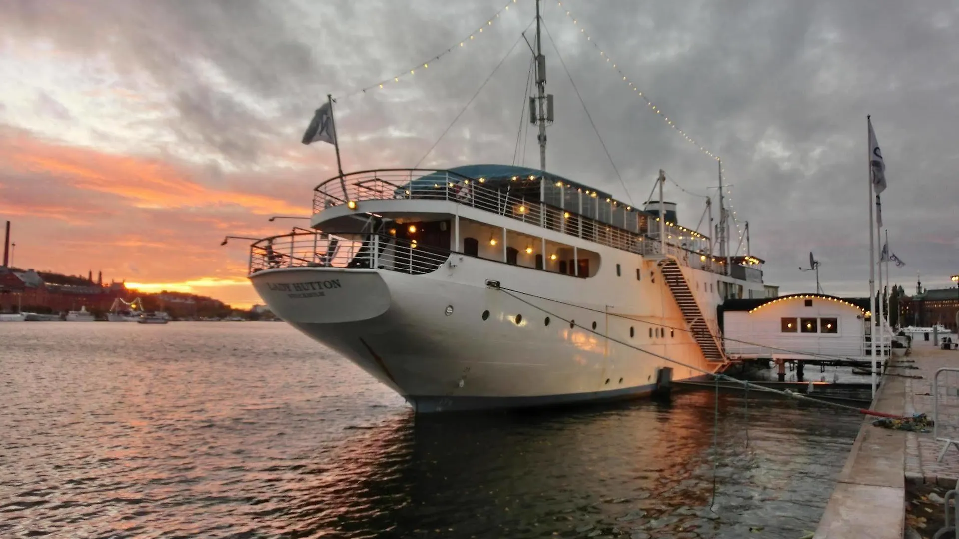 Maelardrottningen Yacht Hotel contacts